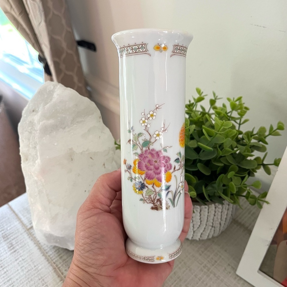 Trina Floral White Porcelain Vase Made in Japan - Picture 4 of 15